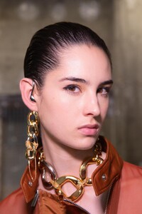 backstage-defile-sacai-automne-hiver-2020-2021-paris-coulisses-19.thumb.jpg.26a5d0ff4bb6b6138398d32de0b854db.jpg