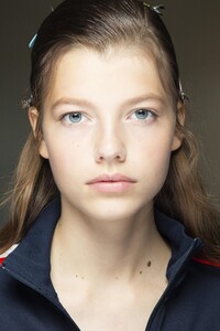 backstage-defile-tory-burch-printemps-ete-2019-new-york-coulisses-39.thumb.jpg.d516a98d2a1b9413fe3d635358d95be9.jpg