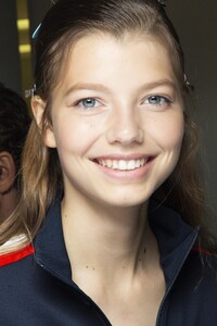 backstage-defile-tory-burch-printemps-ete-2019-new-york-coulisses-40.thumb.jpg.4d1368fcd6f7184393ee228340737292.jpg