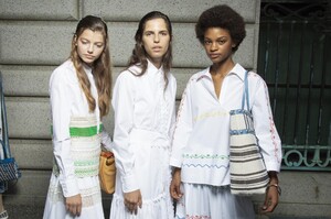 backstage-defile-tory-burch-printemps-ete-2019-new-york-coulisses-47.thumb.jpg.3a94c67b6161bc5c6c2da11191320da3.jpg