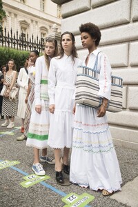 backstage-defile-tory-burch-printemps-ete-2019-new-york-coulisses-96.thumb.jpg.eca10c4b03a5457df5b48323efb7692b.jpg