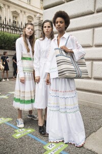 backstage-defile-tory-burch-printemps-ete-2019-new-york-coulisses-97.thumb.jpg.f9c4a2e689a5084147f207f07b351e71.jpg