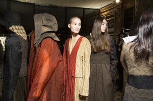 backstage-defile-uma-wang-automne-hiver-2018-2019-paris-coulisses-117.thumb.jpg.fbba535f87623802a241889f52c24935.jpg