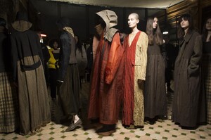 backstage-defile-uma-wang-automne-hiver-2018-2019-paris-coulisses-120.thumb.jpg.af45084536567584ae7cec7056a68dae.jpg