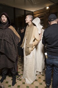 backstage-defile-uma-wang-automne-hiver-2018-2019-paris-coulisses-44.thumb.jpg.0246023dda4259abfbb306c2a3b1379b.jpg