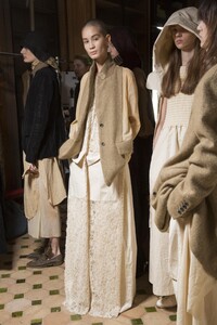 backstage-defile-uma-wang-automne-hiver-2018-2019-paris-coulisses-77.thumb.jpg.c87797cf7bd19b8843e76cbf4c184569.jpg