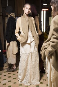 backstage-defile-uma-wang-automne-hiver-2018-2019-paris-coulisses-79.thumb.jpg.a2d336d2aeb359811ddb15c5e76c3351.jpg