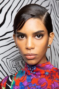 backstage-defile-versace-automne-hiver-2020-2021-milan-coulisses-120.thumb.jpg.cb0f8688a1f84cec18fabb143e46d4af.jpg