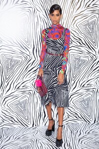 backstage-defile-versace-automne-hiver-2020-2021-milan-coulisses-43.thumb.jpg.79b2e9b256ab862cc6d0adfeac3e8c14.jpg