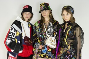 backstage-defile-versace-printemps-ete-2019-milan-coulisses-16.thumb.jpg.1cb208d106dcdb30e1c37a6cd187e317.jpg