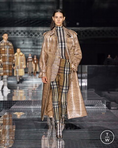 burberry-autumn-winter-2020-collection-look-45-90270e.thumb.jpg.6ea7194609ea6534856bb900b6e7f83d.jpg