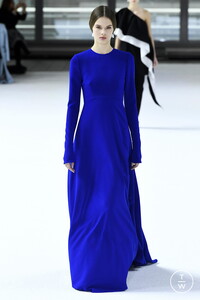 carolina-herrera-aw20-0014-f4e4a6.thumb.jpg.ab42962ce3dc93e645d6daf1f38e4385.jpg
