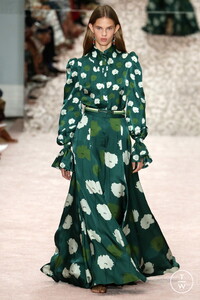 carolina-herrera-ss19-0032-a67620.thumb.jpg.b37a2e9e02a047c116c6fb5e17199acd.jpg