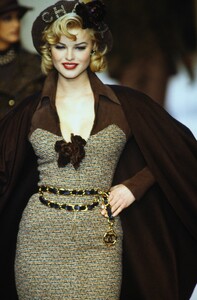 chanel-fall-1992.thumb.jpg.d26dfa39bbb891401803585759255e86.jpg