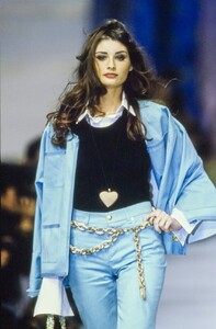 chanel-spring-1992-ready-to-wear-CN100-24.thumb.jpg.7a409a93562fc651fc63f9e6161ec311.jpg