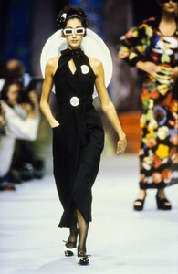 chanel-spring-1992-ready-to-wear-CN100-29.thumb.jpg.cd49656e73468f9dc2c1240864b5b867.jpg