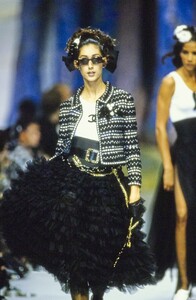 chanel-spring-1992-ready-to-wear-CN100-34.thumb.jpg.91186e05eaac35e59e49c9f935f6a745.jpg