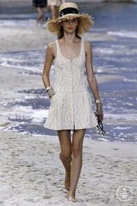 chanel-ss19-0044-d1a887.thumb.jpg.2f30bd5ba4534b18934e886651d5d3d1.jpg