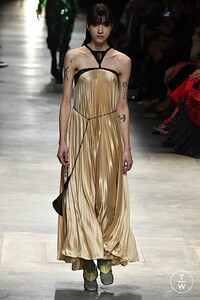 christopher-kane-aw20-0015-98703c.thumb.jpg.44fce0f332e2a4f6a512525952524cb8.jpg