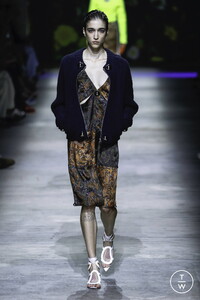 christopher-kane-ss20-0017-5577d2.thumb.jpg.d5798abfc4de243a3e9985f92ef386be.jpg