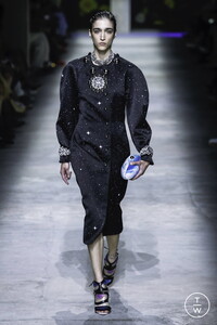 christopher-kane-ss20-0060-d72feb.thumb.jpg.c239bba47183b5fde28a1dd4b5ecac9f.jpg