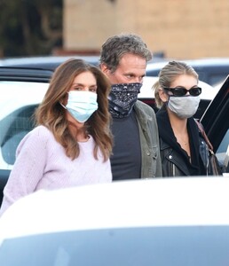 cindy-crawford-and-kaia-gerber-family-dinner-at-nobu-in-malibu-07-20-2020-5.jpg