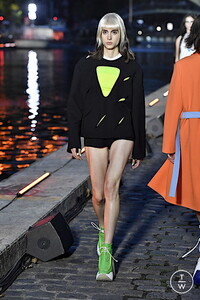 courreges-ss20-0026-70ef52.thumb.jpg.efccb37febb005e5854fd69dbd8732e2.jpg