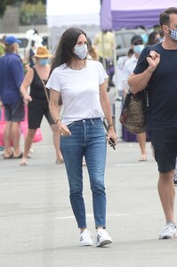 courteney-cox-out-at-a-malibu-farmers-market-07-26-2020-0.jpg