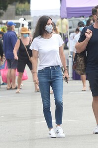 courteney-cox-out-at-a-malibu-farmers-market-07-26-2020-2.jpg