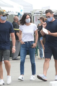 courteney-cox-out-at-a-malibu-farmers-market-07-26-2020-3.jpg