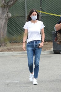 courteney-cox-out-at-a-malibu-farmers-market-07-26-2020-5.jpg