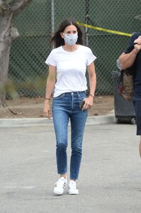 courteney-cox-out-at-a-malibu-farmers-market-07-26-2020-6.jpg