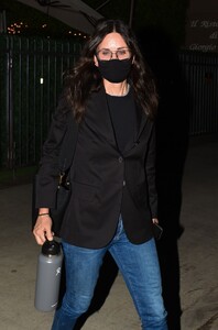 courteney-cox-out-at-dinner-in-santa-monica-07-15-2020-5.jpg