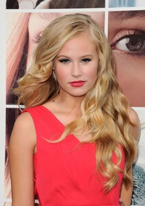 danika-yarosh-if-i-stay-premiere-in-los-angeles_1.jpg