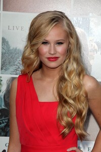 danika-yarosh-if-i-stay-premiere-in-los-angeles_4.jpg