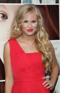 danika-yarosh-if-i-stay-premiere-in-los-angeles_5.jpg