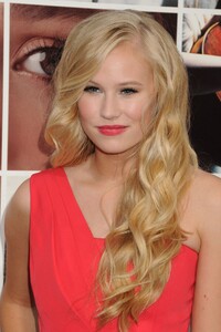 danika-yarosh-if-i-stay-premiere-in-los-angeles_7.jpg