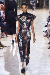 defile-altuzarra-automne-hiver-2020-2021-paris-look-10.thumb.jpg.bee8ef0bf94c82d8ad1bfddee9245891.jpg