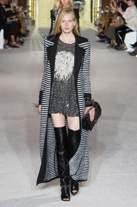 defile-balmain-printemps-ete-2018-paris-look-19.thumb.jpg.b90bed05a6f53b61d26ff3066d57895b.jpg