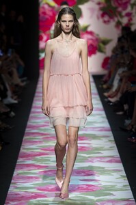 defile-blumarine-printemps-ete-2020-milan-look-12.thumb.jpg.98cf7c9fa7433dc7c4f557f3ffa93c10.jpg