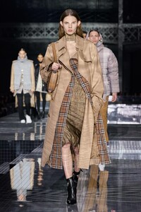 defile-burberry-automne-hiver-2020-2021-londres-look-58.thumb.jpg.c5b1a19de93d5053df5f42c2b6be144f.jpg