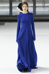 defile-carolina-herrera-automne-hiver-2020-2021-new-york-look-14.thumb.jpg.412273715c7c575425fe53cb7091cd79.jpg