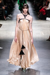 defile-christopher-kane-automne-hiver-2020-2021-londres-look-15.thumb.jpg.b77ef2a9701f9f9d0ff1fd7dbc3f3259.jpg