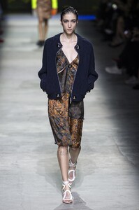defile-christopher-kane-printemps-ete-2020-londres-look-17.thumb.jpg.14eb389394847372026bce3b302d39a9.jpg