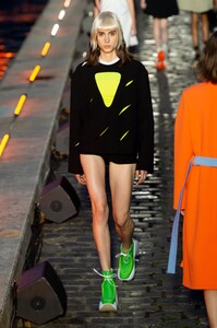 defile-courreges-printemps-ete-2020-paris-look-24.thumb.jpg.31a17e745e5dcf9bf41083422a1bbe0c.jpg