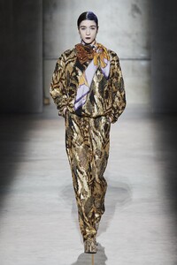defile-dries-van-noten-automne-hiver-2020-2021-paris-look-46.thumb.jpg.62faa573aa1b601fed60b5ef1c2d1865.jpg
