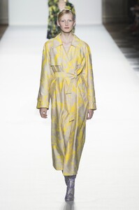 defile-dries-van-noten-printemps-ete-2018-paris-look-29.thumb.jpg.a938b9ac25ceb1cc66ef3aea04e2f741.jpg