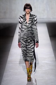 defile-dries-van-noten-printemps-ete-2020-paris-look-50.thumb.jpg.fd7579846e10f57a56dd0146a1962f71.jpg