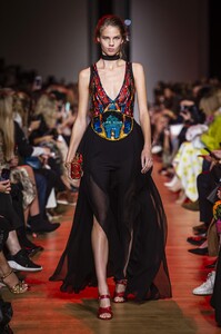 defile-elie-saab-printemps-ete-2019-paris-look-35.thumb.jpg.1f9c3690de167f14b232d6d4bc8a9d75.jpg