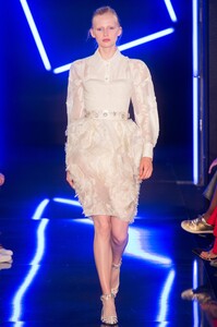 defile-emanuel-ungaro-printemps-ete-2018-paris-look-20.thumb.jpg.2cd7c92254aa7cd2756e3b85e1c640bd.jpg